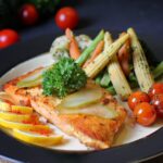 Slow food - co to? Grafika do tekstu. Na obrazku: obiad na białym talerzu.